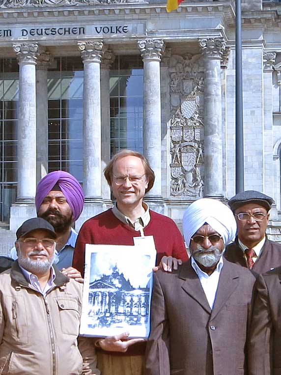 Guided Tour with 'Berliner Tour Guide' Hilmar H. Werner in front of the Reichstag in Berlin with his guests from the 'Mohali Industries Association', India